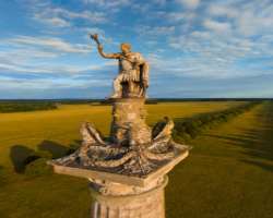 There is a 134 feet tall Column of the Victory situated in the northern part of the park. It also has a statue of John Churchill who is dressed as a R
